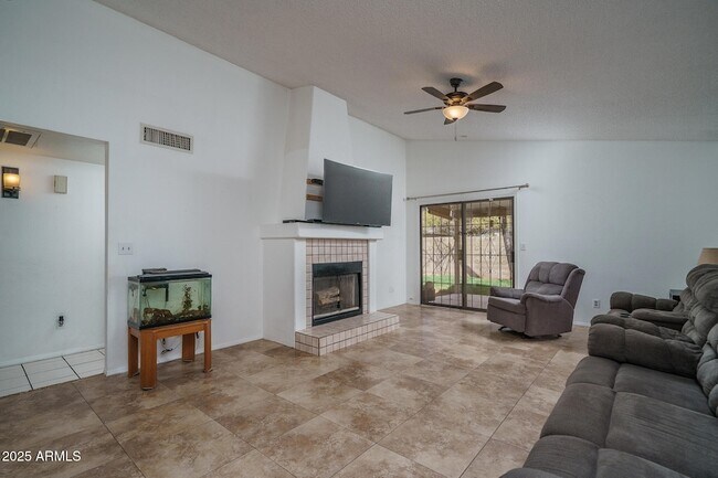 Foto del edificio - 6450 W Lawrence Ln