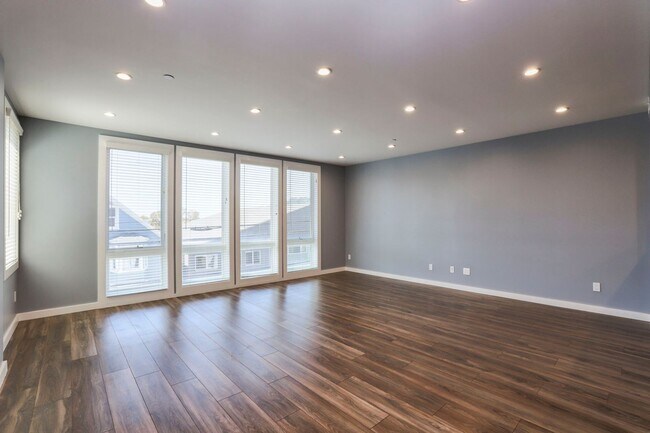 Building Photo - Updated 2 Bed/ 2 Bath third floor modern a...
