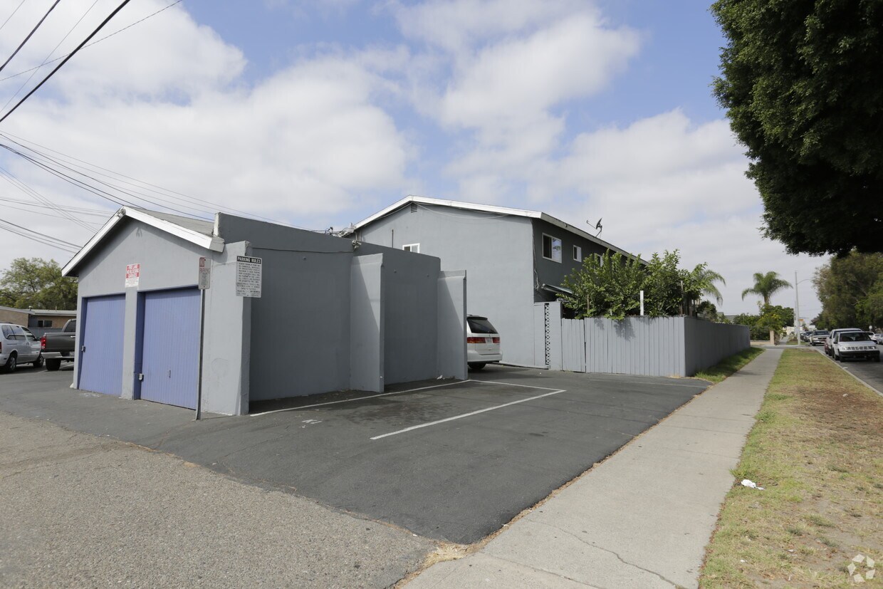 Building Photo - 9722 Katella Ave