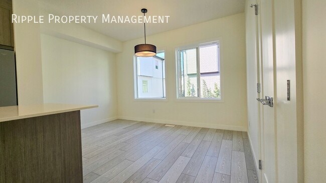 Photo du bâtiment - Modern 3 Beds, 2.5 Baths TownHouse | No Pe...