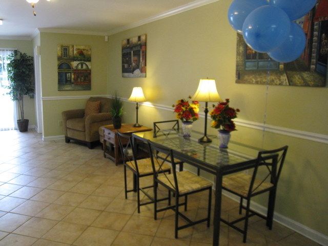 Foto del edificio - 7878 N Main St