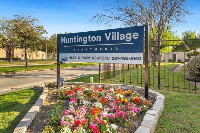 Building Photo - Huntington Village And Cambridge Crossing