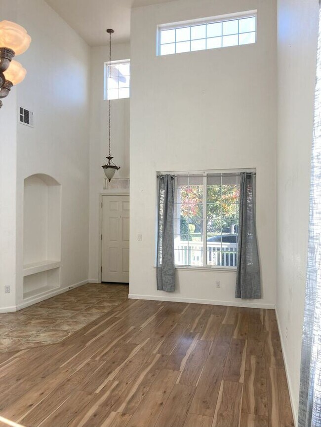 Building Photo - North Stockton Beautiful 4 Bedroom 2 Bath ...