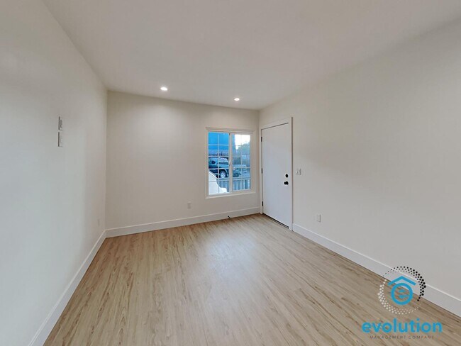Foto del edificio - 3831-3835 Third Avenue - 3835 Third Ave Apt 5