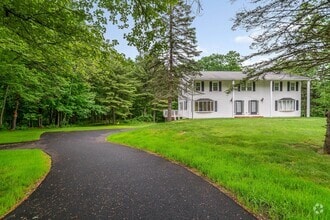 Building Photo - 352 Mammoth Rd