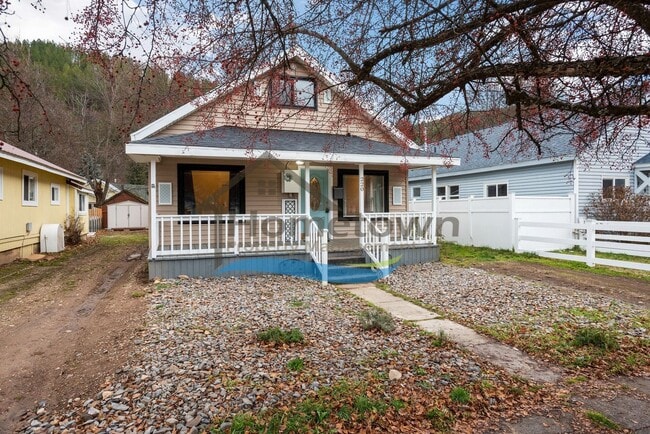 Building Photo - Kellogg Mid-Term Rental: Charming 3 Bed 1 Bath Home with Fenced Yard – Ends June 30!