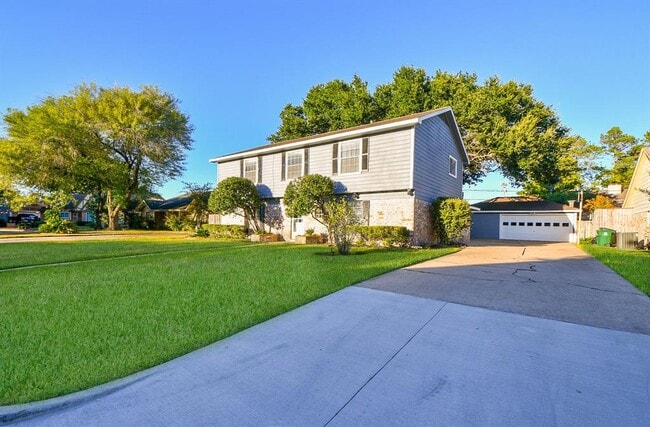 Foto del edificio - 7310 Ridge Oak Dr