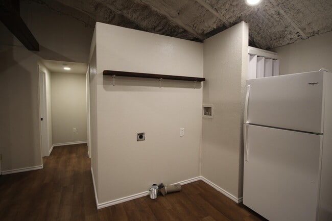 Foto del edificio - 213 N Waldrip St