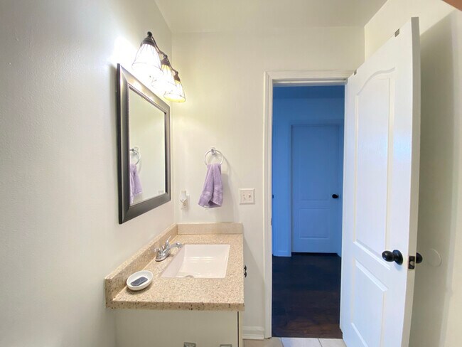 Foto del edificio - 5515 Laurel Grove Ln