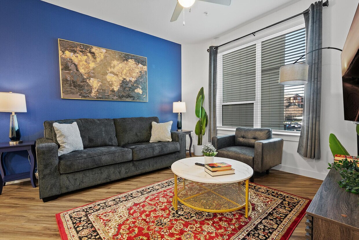 Foto principal - 2435 E Riverside Dr