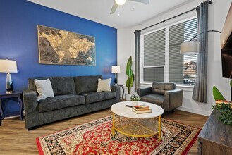 Building Photo - 2425 E Riverside Dr