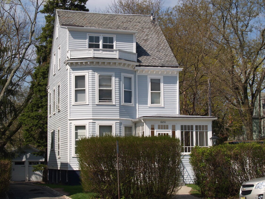 680 Bloomfield Ave