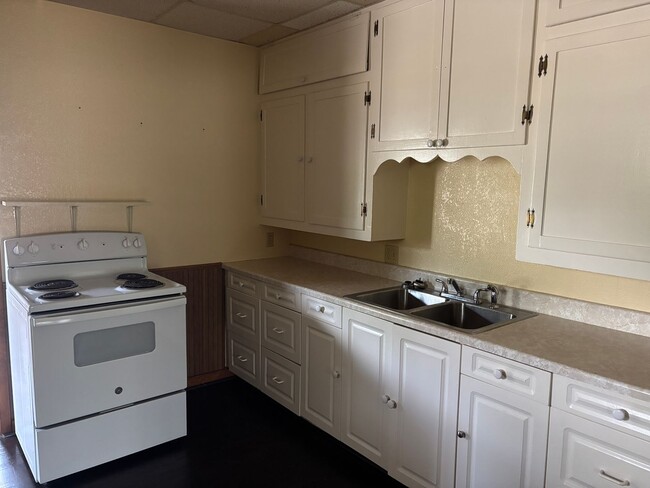 Building Photo - 4/1.5 Right in Downtown Denison!