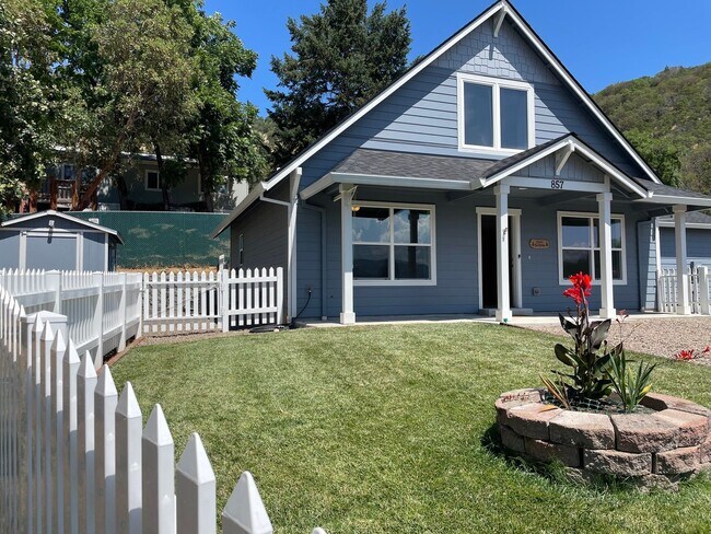 Foto del edificio - Beautiful 2 Bedroom 1.5 Bath 2 Story Home-...