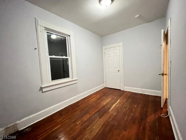 Building Photo - 924 E Jersey St
