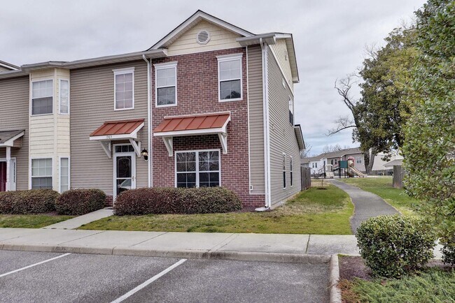 Foto del edificio - Spacious 3 Bedroom 2.5 Townhome Near Fort Eustis - Granite Kitchen & Fenced In Backyard