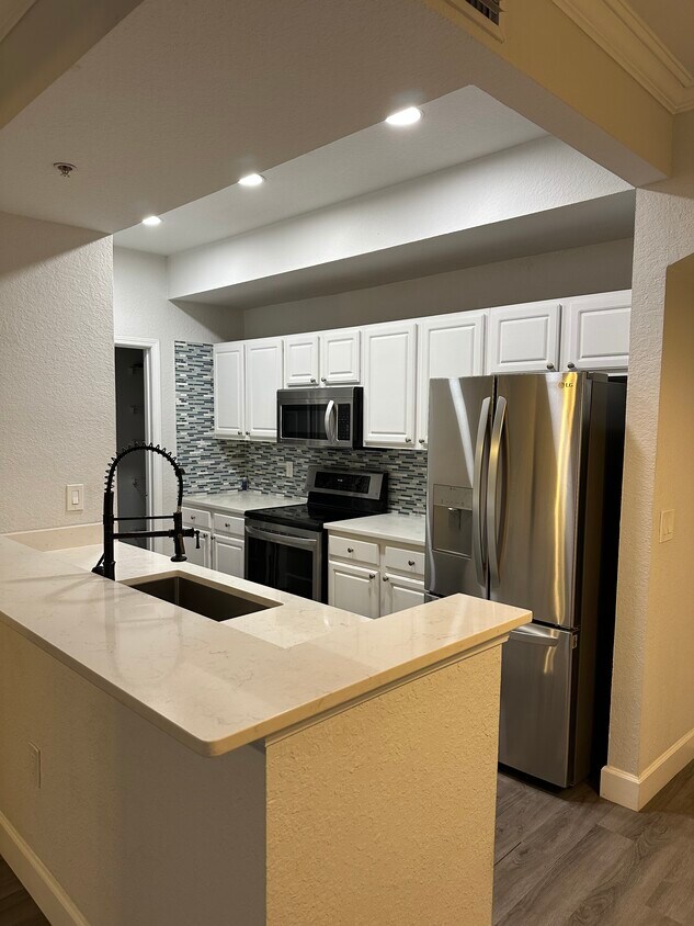 Upgraded kitchen with quartz countertops - 10075 Gate Pky N