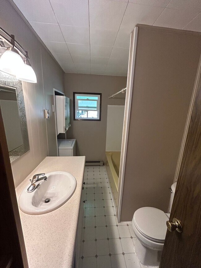 Foto del edificio - Two Bedroom One Bathroom House for Rent with Large Yard