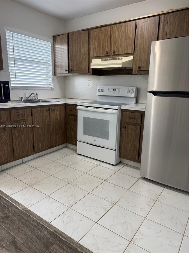 Foto del edificio - 8515 Sunrise Lakes Blvd