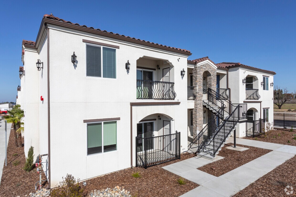 The Riviera Apartments 2311 N Hillman Ave Tulare, CA