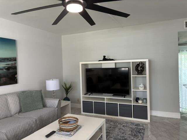 Foto del edificio - 664 Normandy Ln