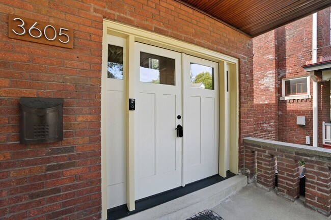 Foto del edificio - 6 Bed/3 Bath Remodeled Hyde Park Home w/Ce...