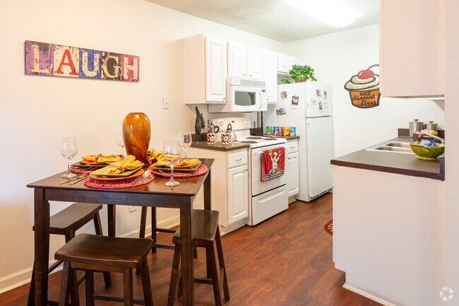 1 habitación, 1 baño, 446 pies cuadrados - Riverside Ranch Apartments