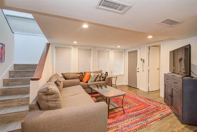 Foto del edificio - 6503 Mapleridge St