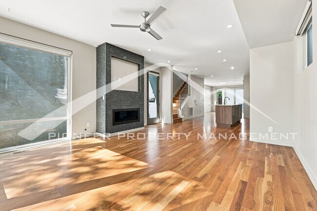 Building Photo - 3625 Mariposa St