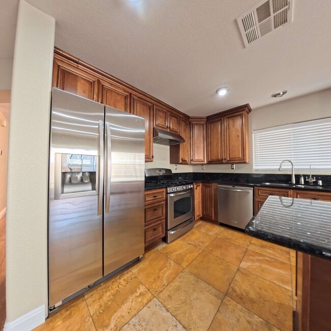 Foto del edificio - Stunning 2-Story Home with a Bedroom downstairs and a Backyard Oasis.