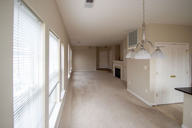 Building Photo - Charming 2-level townhouse condo nestled o...