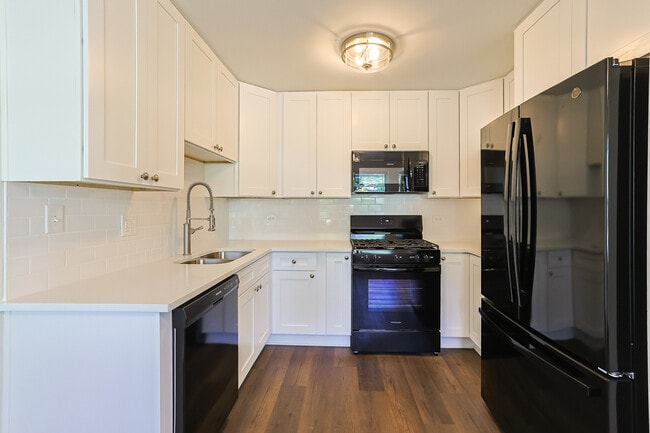Foto del edificio - 1064 Crestwood Ln