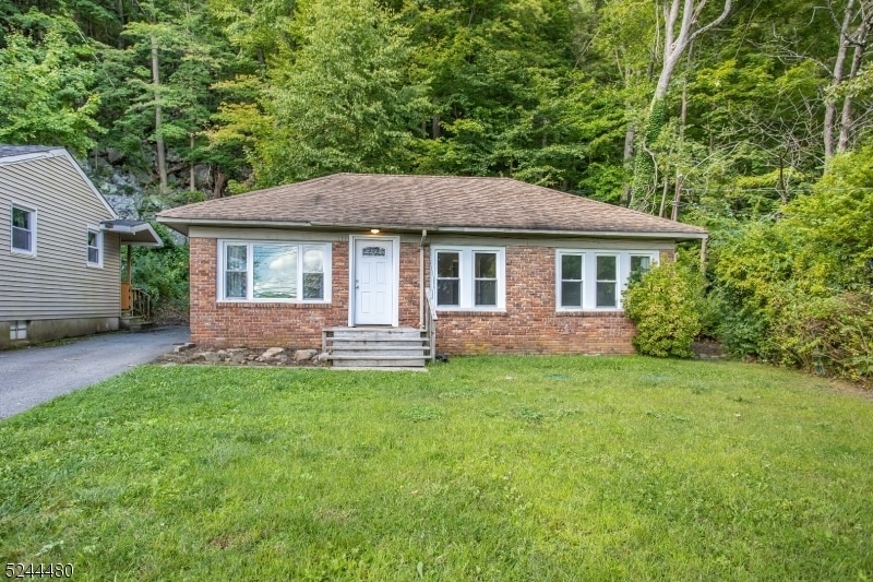 131 Lackawanna Dr, Stanhope, NJ 07874 Room for Rent in Stanhope, NJ