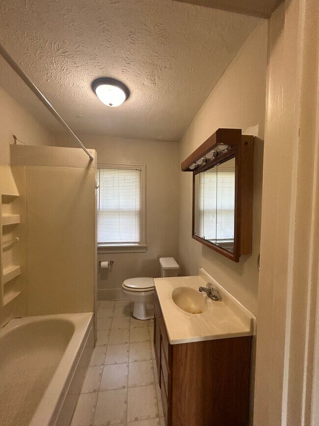 Building Photo - 2 Bedroom House