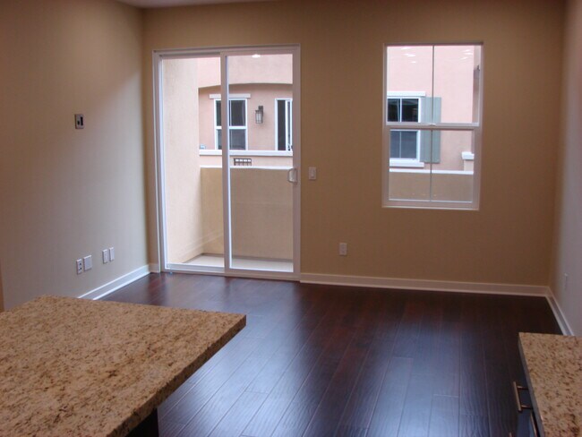 PUERTA DEL PATIO - 2180 Cosmo Way
