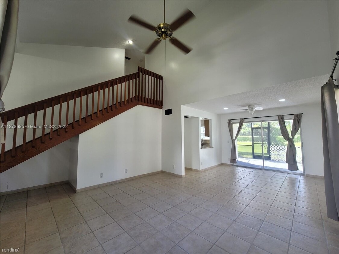 3 br, 2.5 bath Townhome - 651 Woodgate Ln # E - 4