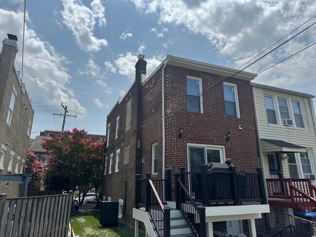 Building Photo - 628 Edgewood St NE