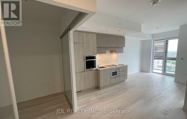 Building Photo - 39 Roehampton Ave
