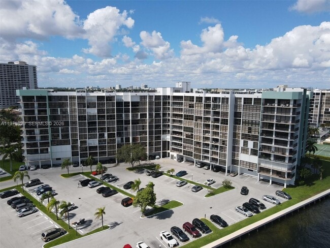 Building Photo - 400 Leslie Dr