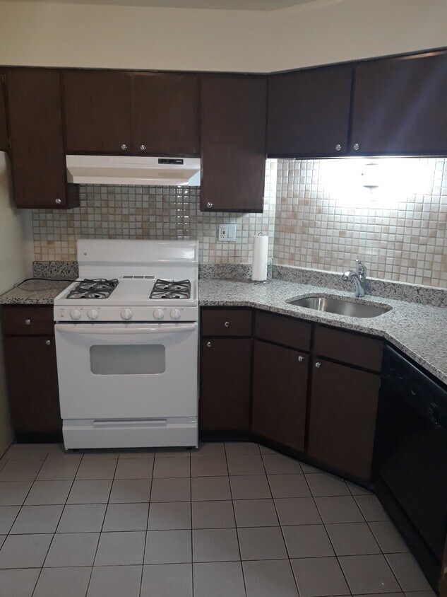 Primary Photo - 1240 W Jarvis Ave