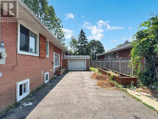 Building Photo - 17 Dobbin Rd