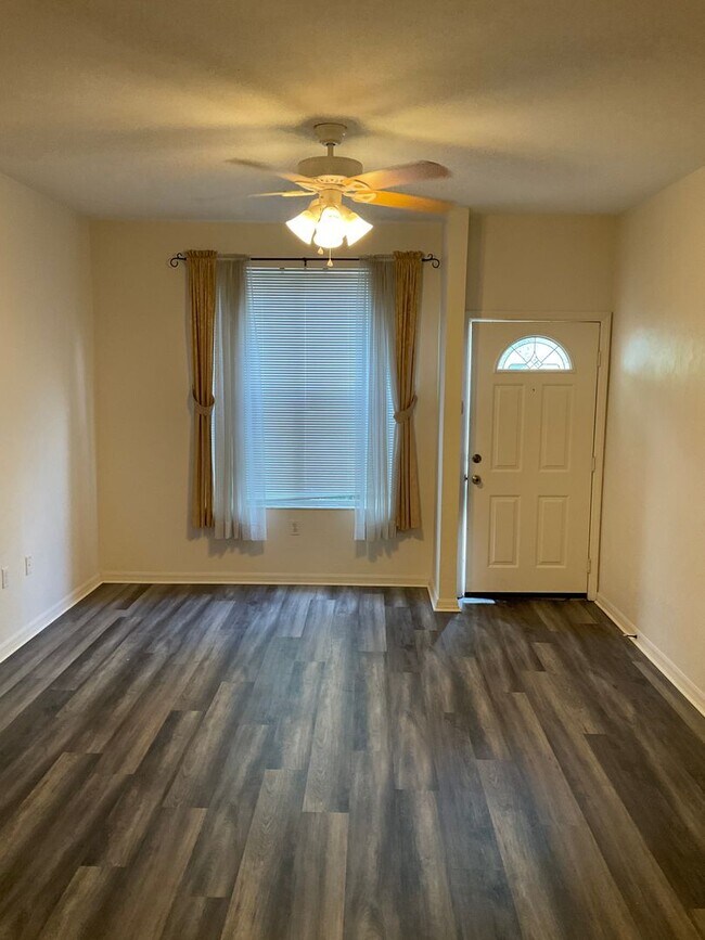 Building Photo - Beautiful Condo In Kensington North