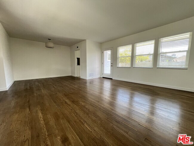 Foto del edificio - 5010 W 119th Pl