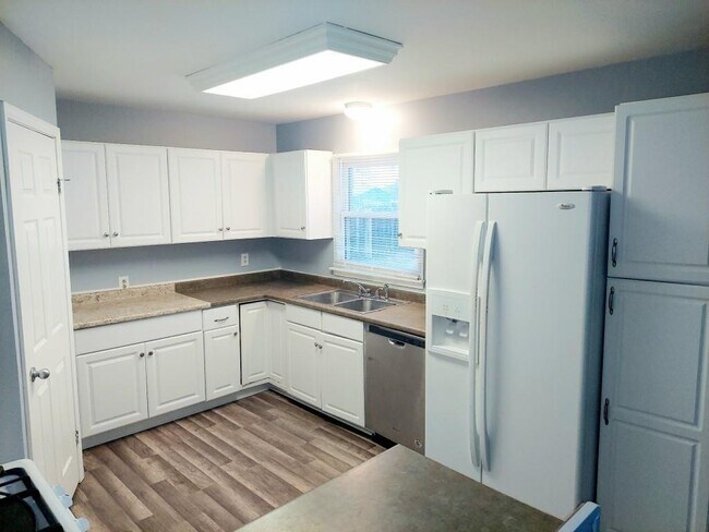Building Photo - 8044 Beechwood Ave