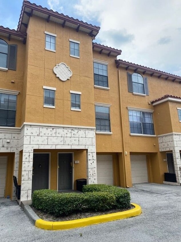 Huge 3 Story 1 Bedroom with Attached Garage in Serenata @ Metrowest - Huge 3 Story 1 Bedroom with Attached Garage in Serenata @ Metrowest