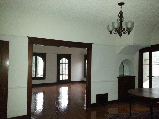 Comedor a sala de estar - 218 1/2 N Kenmore Ave