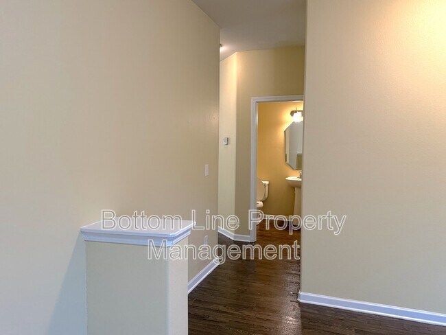 Foto del edificio - 1321 Waylon Ave