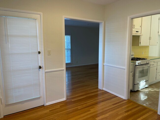 Foto del edificio - Pristine Original Westchester Home in North Kentwood