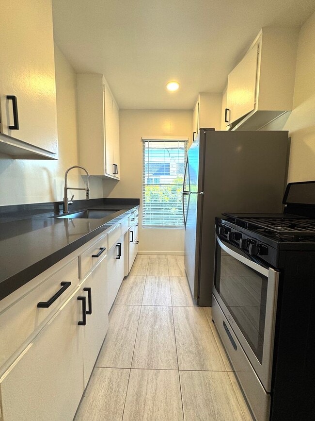 Building Photo - Spacious 1 Bedroom in West Hollywood!