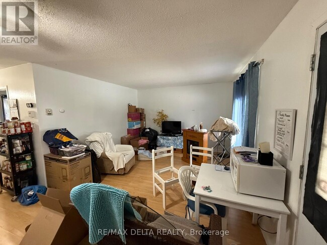 Building Photo - 2248 Laval Rd